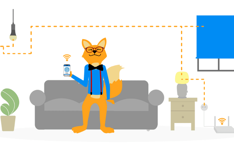 Smart Home Fuchs sitzt auf dem Sofa und steuert verschiedene Smart Home Geräte mit Bixby